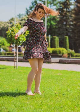 Rahat ol. Kadın şehir parkında dinleniyor, çekici kız hayatın tadını çıkarıyor.