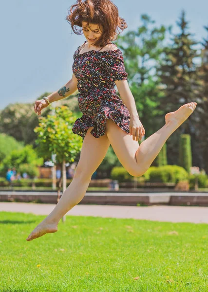 여자는 즐기고 즐기며 공원에서 체조를 여름의 기분좋은 — 스톡 사진