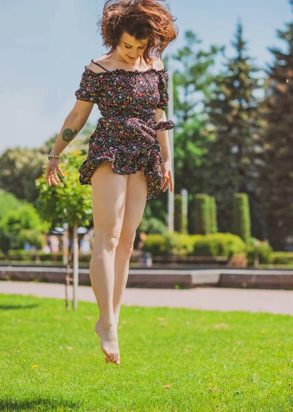 Lycklig Kvinna Njuta Livet Och Kul Och Gymnastik Stadsparken Sommaren — Stockfoto