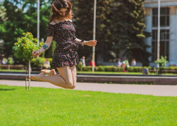 快乐的女人享受生活 享受乐趣 并在城市公园参加体操比赛 夏日阳光明媚 心情好 — 图库照片