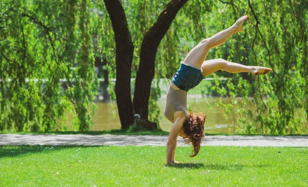 Femme Heureuse Profiter Vie Amuser Prendre Gymnastique Parc Ville Journées — Photo
