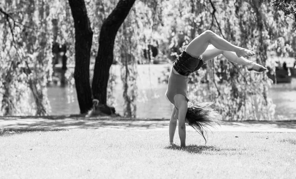 Szczęśliwa Kobieta Cieszyć Się Życiem Zabawy Wziąć Gimnastykę Parku Miejskim — Zdjęcie stockowe