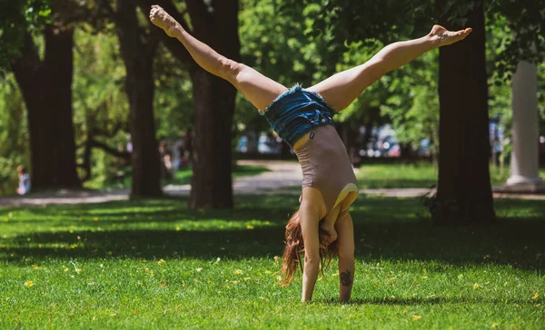 Femeia Fericită Bucură Viață Distrează Gimnastică Parcul Orașului Zile Însorite — Fotografie, imagine de stoc