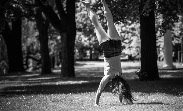여자는 즐기고 즐기며 공원에서 체조를 여름의 기분좋은 — 스톡 사진