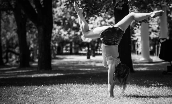 幸せな女性は人生を楽しんで楽しんで 都市公園で体操をします 夏の晴れた日と良い気分 — ストック写真