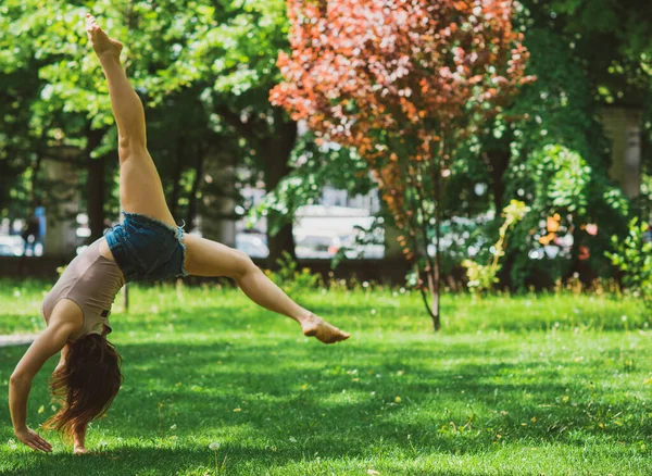 Mulher Feliz Desfrutar Vida Divertir Fazer Uma Ginástica Parque Cidade — Fotografia de Stock