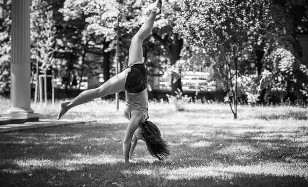 幸せな女性は人生を楽しんで楽しんで 都市公園で体操をします 夏の晴れた日と良い気分 — ストック写真