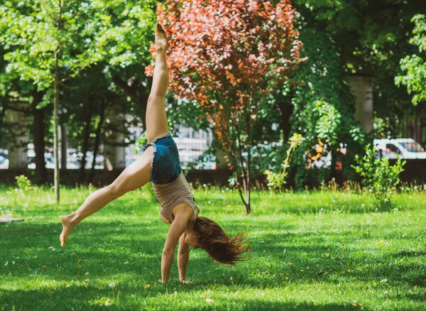 Femeia Fericită Bucură Viață Distrează Gimnastică Parcul Orașului Zile Însorite — Fotografie, imagine de stoc