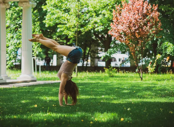 Femeia Fericită Bucură Viață Distrează Gimnastică Parcul Orașului Zile Însorite — Fotografie, imagine de stoc