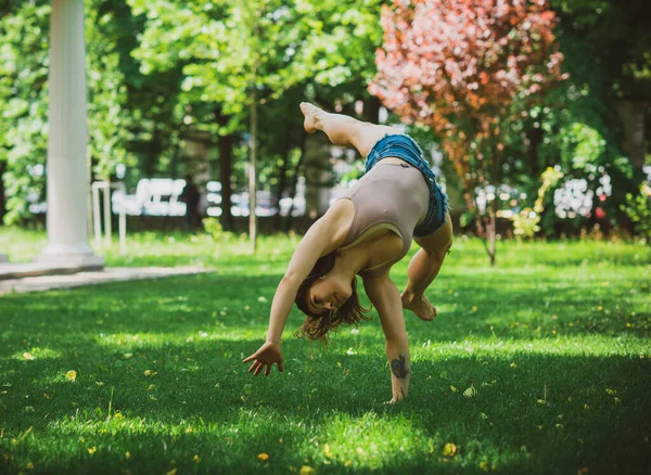 Femeia Fericită Bucură Viață Distrează Gimnastică Parcul Orașului Zile Însorite — Fotografie, imagine de stoc