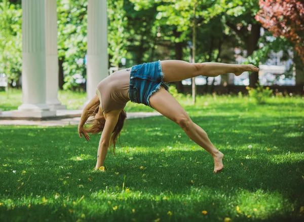 Femeia Fericită Bucură Viață Distrează Gimnastică Parcul Orașului Zile Însorite — Fotografie, imagine de stoc