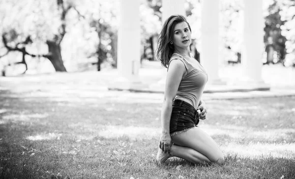 Rahat ol. Kadın şehir parkında dinleniyor, çekici kız hayatın tadını çıkarıyor.