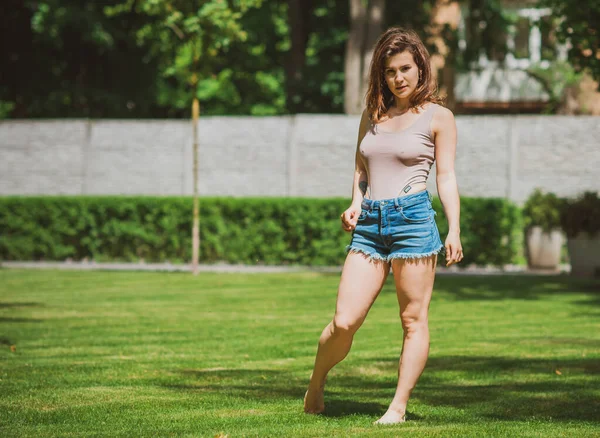 Concepto Relajante Mujer Descanso Naturaleza Parque Ciudad Chica Atractiva Disfrutar — Foto de Stock