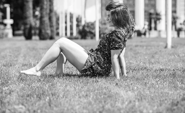 Relax Concept Femme Repos Nature Dans Parc Ville Fille Attrayante — Photo