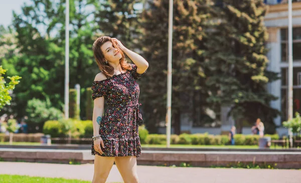 Concepto Relajante Mujer Descanso Naturaleza Parque Ciudad Chica Atractiva Disfrutar —  Fotos de Stock