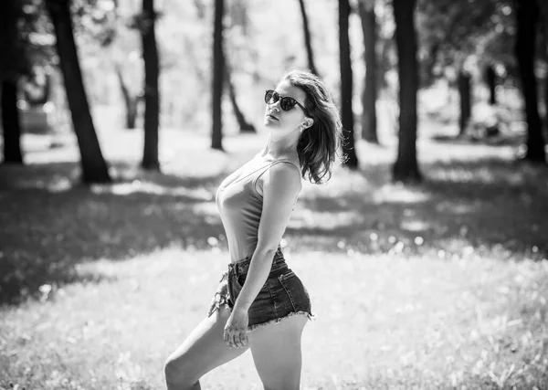リラックスしたコンセプト 街の公園で自然の中で女性の残りの部分 魅力的な女の子は人生を楽しむ — ストック写真