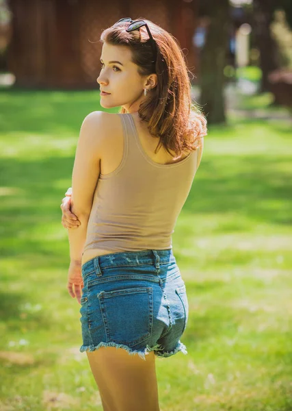 Concepto Relajante Mujer Descanso Naturaleza Parque Ciudad Chica Atractiva Disfrutar — Foto de Stock