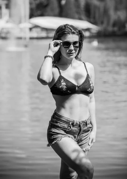 漂亮漂亮的女孩穿胸罩 在水里穿短裤 夏天流行的概念 — 图库照片