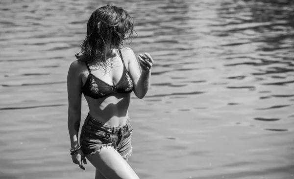 美しい素敵な女の子はブラジャーを身に着けています 水でショートパンツ 夏ファッショナブルなコンセプト — ストック写真