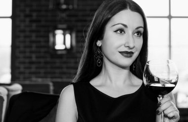 Siyah tiyatro dantelli elbisesi, parlak ayakkabıları ve klasik mücevherleri olan güzel kızıl saçlı bir kadın, retro makyaj, ormanın yakınında, yolda, sahne arkasında, klasik arka planda, ilham verici bir modda,