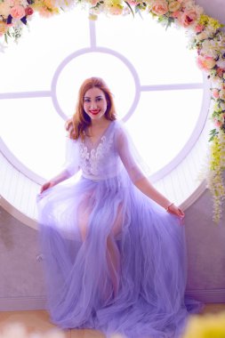 Şefkat kavramı ve saf güzellik tatlı prenses bakışında. Narin eflatun tüllü güzel bir kız romantik bir iç mekan, modern hayatta peri masalı