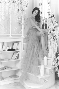 Şefkat kavramı ve saf güzellik tatlı prenses bakışında. Narin eflatun tüllü güzel bir kız romantik bir iç mekan, modern hayatta peri masalı