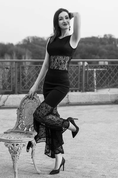 Красивая Молодая Рыжая Женщина Черном Театре Кружева Платье Блестящие Туфли — стоковое фото