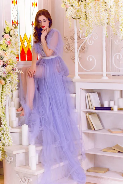 Şefkat Kavramı Saf Güzellik Tatlı Prenses Bakışında Narin Eflatun Tüllü — Stok fotoğraf