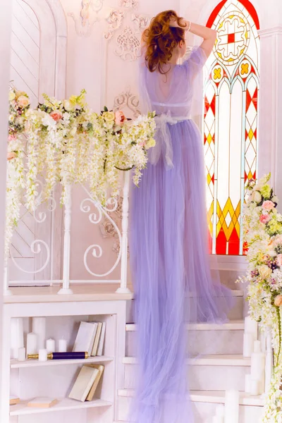 과순수 아름다움의 공주의 낭만적 실내에서우아 라일락 보라색 드레스를 아름다운 생활의 — 스톡 사진