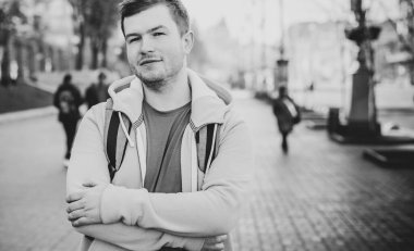 Güzel bir açık hava portresi. Şehrin sokaklarındaki adam, gülümseyen insanlar konsepti, iyi ruh hali ve olumlu duygular.