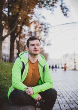 Güzel bir açık hava portresi. Şehrin sokaklarındaki adam, gülümseyen insanlar konsepti, iyi ruh hali ve olumlu duygular.
