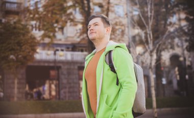 Güzel bir açık hava portresi. Şehrin sokaklarındaki adam, gülümseyen insanlar konsepti, iyi ruh hali ve olumlu duygular.