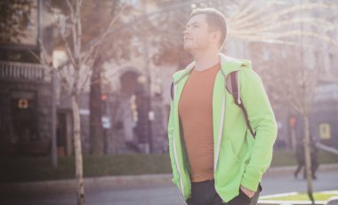 Güzel bir açık hava portresi. Şehrin sokaklarındaki adam, gülümseyen insanlar konsepti, iyi ruh hali ve olumlu duygular.
