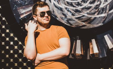 Güzel bir açık hava portresi. Şehrin sokaklarındaki adam, gülümseyen insanlar konsepti, iyi ruh hali ve olumlu duygular.