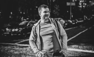 Güzel bir açık hava portresi. Şehrin sokaklarındaki adam, gülümseyen insanlar konsepti, iyi ruh hali ve olumlu duygular.