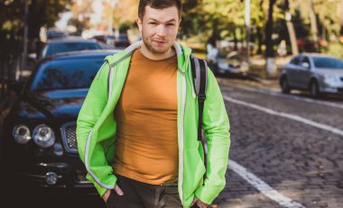 Güzel bir açık hava portresi. Şehrin sokaklarındaki adam, gülümseyen insanlar konsepti, iyi ruh hali ve olumlu duygular.