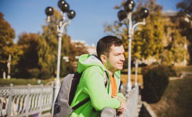 Güzel bir açık hava portresi. Şehrin sokaklarındaki adam, gülümseyen insanlar konsepti, iyi ruh hali ve olumlu duygular.