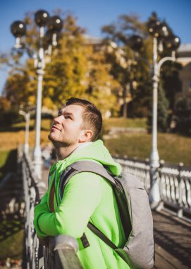 Güzel bir açık hava portresi. Şehrin sokaklarındaki adam, gülümseyen insanlar konsepti, iyi ruh hali ve olumlu duygular.