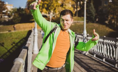 Güzel bir açık hava portresi. Şehrin sokaklarındaki adam, gülümseyen insanlar konsepti, iyi ruh hali ve olumlu duygular.