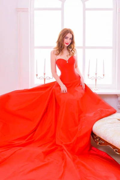 Magnifique Jeune Femme Robe Rouge Luxueuse Bijoux Précieux Posant Dans — Photo