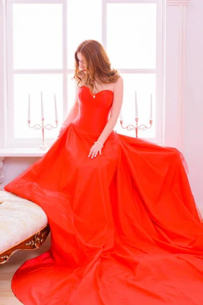 Magnifique Jeune Femme Robe Rouge Luxueuse Bijoux Précieux Posant Dans — Photo