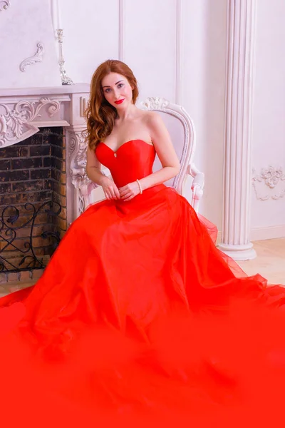 Prächtige Junge Frau Luxuriösem Roten Kleid Und Kostbarem Schmuck Posiert — Stockfoto