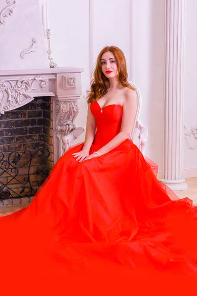 Magnífica Jovem Mulher Luxuoso Vestido Vermelho Jóias Preciosas Posando Apartamento — Fotografia de Stock