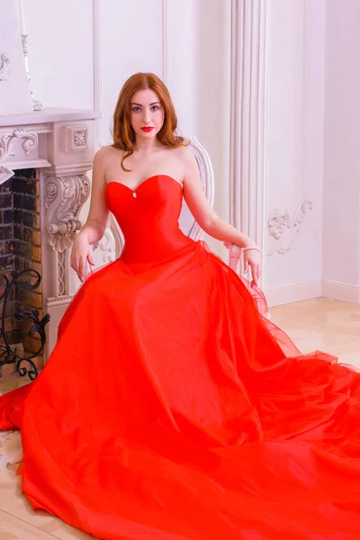 Υπέροχη Νεαρή Γυναίκα Πολυτελές Κόκκινο Φόρεμα Και Πολύτιμα Κοσμήματα Ποζάρουν — Φωτογραφία Αρχείου