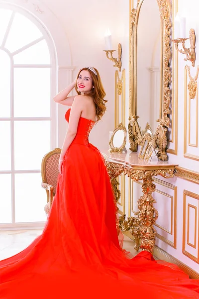 Wspaniała Młoda Kobieta Luksusowej Czerwonej Sukience Cennej Biżuterii Pozowanie Luksusowym — Zdjęcie stockowe