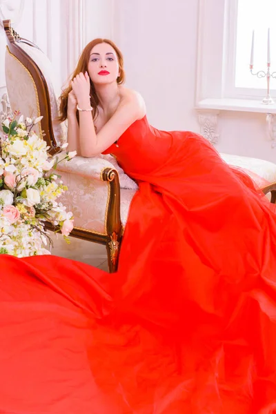 Magnifica Giovane Donna Abito Rosso Lusso Gioielli Preziosi Posa Appartamento — Foto Stock
