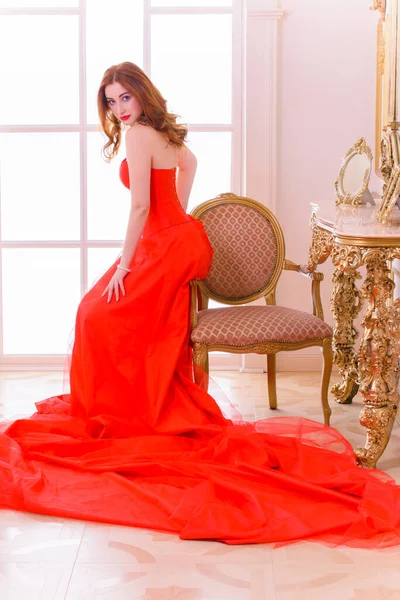 Wspaniała Młoda Kobieta Luksusowej Czerwonej Sukience Cennej Biżuterii Pozowanie Luksusowym — Zdjęcie stockowe