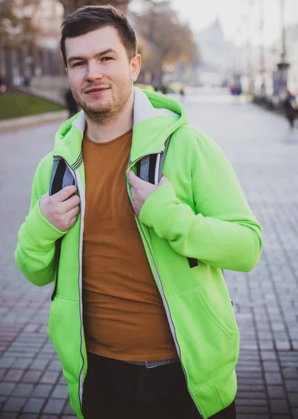 Simpatico Uomo All Aperto Ritratto Ragazzo Strade Della Città Sorridente — Foto Stock