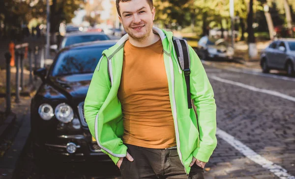 Καλός Άνθρωπος Εξωτερικό Πορτρέτο Τύπος Στους Δρόμους Της Πόλης Χαμογελαστοί — Φωτογραφία Αρχείου