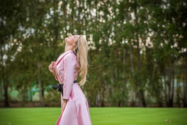 Modisches Konzept Romantische Dame Rosa Trench Freien — Stockfoto